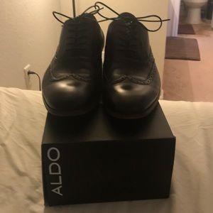 Aldo vetriano black wingtip oxfords, brown soles